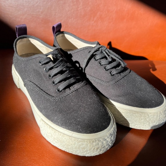 Shoe - Picture 4 of 10